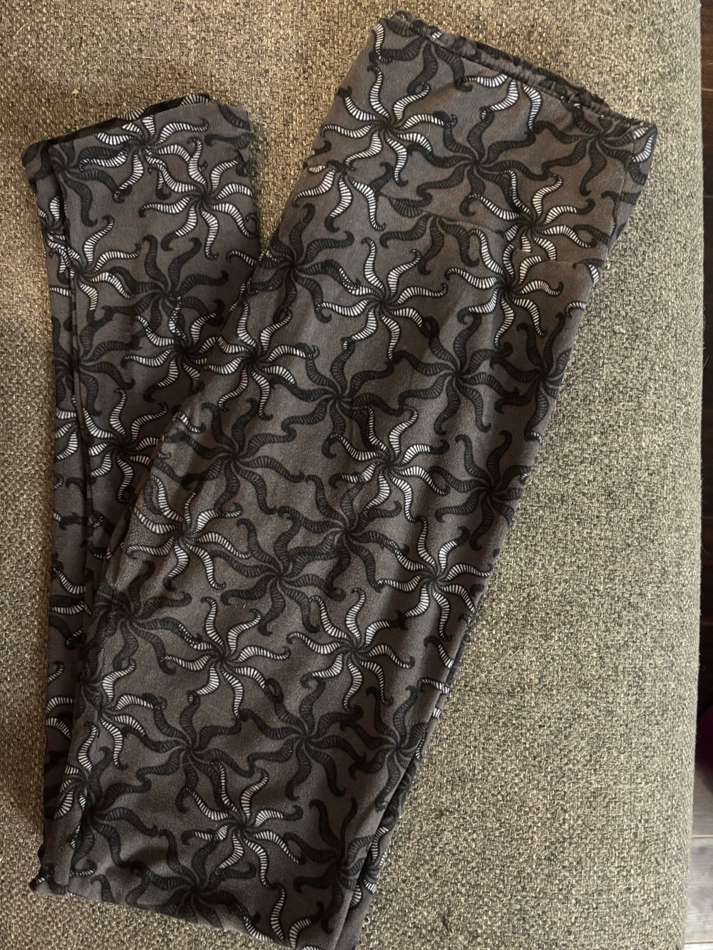 LuLaRoe Black and Gray Spiral Pattern Leggings